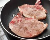 Foto del paso 3 de la receta: Chuleta de cerdo con salsa de tomate y queso gorgonzola