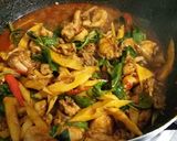 รูปขั้นตอนการทำที่ 3 ของ ไก่ผัดพริกแกงหน่อไม้