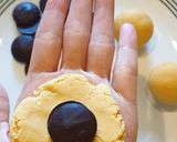 Foto langkah ke 4 dari resep Klepon ubi isi coklat.