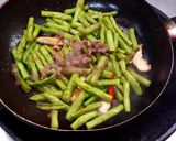 รูปขั้นตอนการทำที่ 4 ของ ถั่วฝักยาวผกะปิใส่ไก่