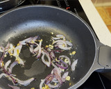 Foto del paso 2 de la receta: Garbanzos con calamares en lata