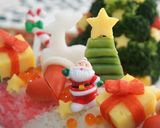A picture of step 7 of Christmas Roll Sushi.