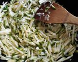 Foto del paso 1 de la receta: Torre de panqueques de zapallitos con salsa blanca