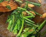 A picture of step 2 of Stir-Fried Noodles with Lobster and Mushrooms.