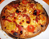 Foto del paso 4 de la receta: Quiche de bacon, jamón york, jamón serrano y tomates