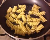 Foto del passaggio 7 della ricetta Fusilloni con gamberi, calamari e crema di cavolfiore romanesco