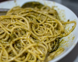 Foto del paso 4 de la receta: Árbol navideño de espaguetis al pesto🎄
