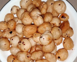 रोस्टेड मखाना नमकीन(roasted makhana recipe in hindi) रेसिपी चरण 3 फोटो
