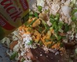 Foto langkah ke 3 dari resep Nasi Goreng Sosis Telur Pangsit.