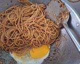 Foto langkah ke 4 dari resep Spaghetti Goreng Telur.