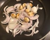Une image de l'étape 1 de Saucisses de Toulouse à l ail et aux carottes fenouil champignons et panais.