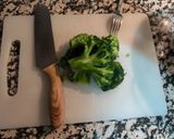 Foto del paso 6 de la receta Tortilla de brócoli con sobre mesa de tomate
