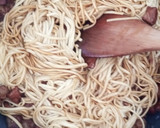 Foto del paso 7 de la receta: Noodles con verduras, cherrys y cerdo con piñones al Wok