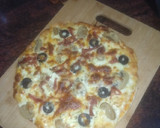Foto del paso 2 de la receta: Pizza de jamón serrano, champiñones y aceitunas negras