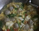 Foto langkah ke 4 dari resep Seblak Pentol Sayuran.