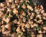Foto del paso 3 de la receta: Pollo al verdeo, con crema, mostaza y vino blanco