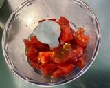 Une image de l'étape 2 de Sauce aux tomates, pesto, ail frais, soja et gingembre.