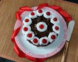 A picture of step 6 of Black forest ice cream cake.