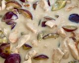 Une image de l'étape 5 de Émincé de poulet aux quetsches, miel, crème fraîche et vin moelleux.