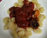 Foto del paso 3 de la receta: Ñoquis de papa con albóndigas de posta molida en salsa de tomates