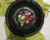 Foto langkah ke 3 dari resep Seblak Kerupuk Simple & Hemat.