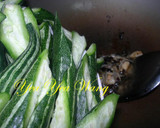A picture of step 4 of Stir-Fried Snake Gourd with Dried Fish.