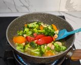 Foto langkah ke 3 dari resep Tumis Brokoli Wortel.