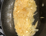 Foto del paso 2 de la receta: Sopa de cocido y timbal de filete de cerdo con cebolla caramelizada y pimientos asados