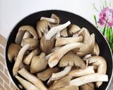 รูปขั้นตอนการทำที่ 2 ของ เห็ดโคนต้มน้ำปลา by SanD