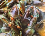 Foto langkah ke 4 dari resep Kerang Hijau Kuah Kuning Pedas.