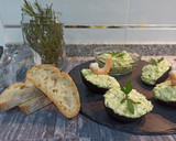Foto del paso 3 de la receta: Ensalada fría y ligera de aguacate 🥑, gambas 🦐 y requesón 🧀
