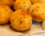 Foto del passaggio 3 della ricetta Polpette di patate gorgonzola e salmone affumicato