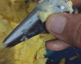 Foto langkah ke 3 dari resep Kue Semprit Susu.