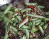 Foto langkah ke 3 dari resep Tumis Buncis Daging Cincang.