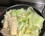 高麗菜金針菇蛋包飯佐照燒雞腿的食譜步驟1照片