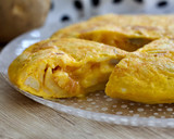 Foto del paso 5 de la receta: Tortilla de patata rellena de jamón serrano y queso