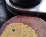 A picture of step 3 of Thepla or fenugreek Paratha 😋😋😋.