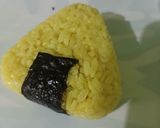 Foto langkah ke 3 dari resep Onigiri Nasi Kuning Isi Telur & Abon ✅.
