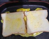 Foto langkah ke 3 dari resep Simple Baked Sandwich with Omelette.