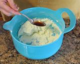 A picture of step 3 of Fluffy powdered sugar cake icing.