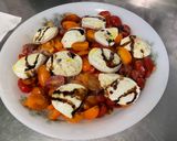 Une image de l'étape 9 de Salade de tomates cerises bicolores à la mozzarella, persil et crème de balsamique.