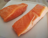 Foto del paso 1 de la receta: Taquitos de salmón a la plancha con cebolla y pimientos