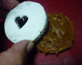 Foto del paso 4 de la receta: Masitas de cacao y nueces rellenas de dulce de leche