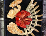 Foto del paso 1 de la receta: Pechuga de pollo a la plancha con flor de tomate y espárragos blancos