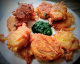 A picture of step 4 of Moong dal pakode with dhaniya chutney.