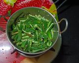 A picture of step 1 of Okra (Bhendi) Tomato Subji.