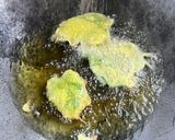 Gambar langkah 5 resipi Daun Mulberi celup tepung bersama chilli oil.