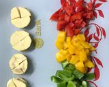Hình bước làm 1 của món Ớt chuông trứng ốp - bữa sáng đơn giản