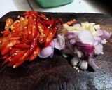 Foto langkah ke 2 dari resep Cah Kangkung Pedas.