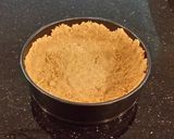A picture of step 4 of Apple Strusel Cheesecake.